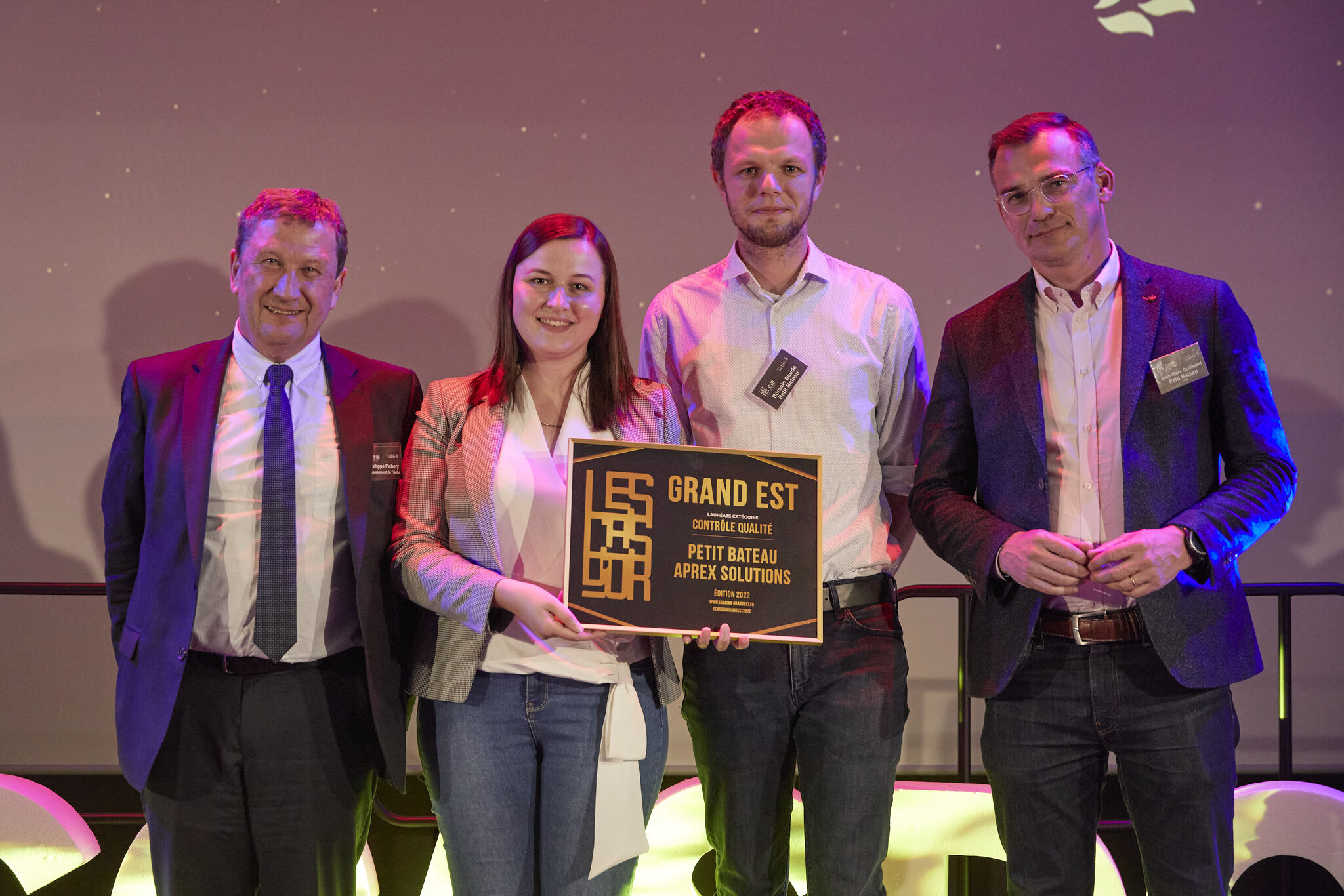 Philippe Pichery, Président du Département de l'Aube (Conseil départemental), a remis le Cas d'OR du Contrôle Qualité à Jean-Marc Guillemet Marie Grüss Petit Bateau et Romain Baude APREX solutions aux Cas d'OR Grand Est 2022 #casdorgrandest2022. Les lauréats mettent en place un système d’acquisition par caméra qui permet de capturer la qualité de la matière en continu.  Source légende et photos Pascal Gayat